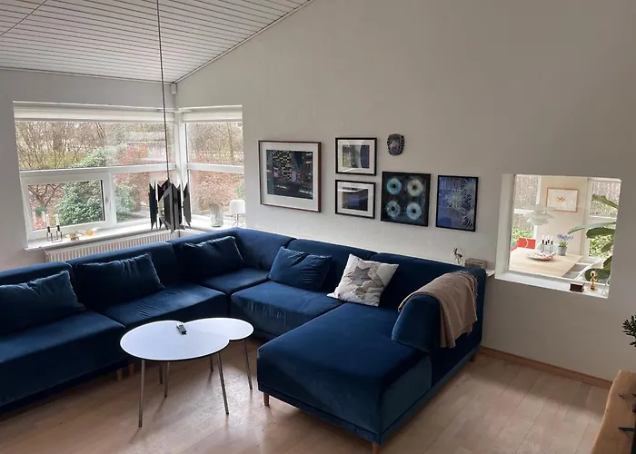 Stort Og Laekkert Hus Midt I Naturen Og Taet Pa Byen